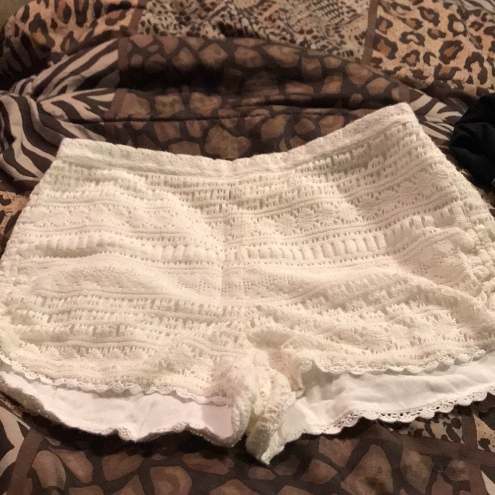 KENDALL AND KYLIE WHITE LACE SHORTS LIKE NEW